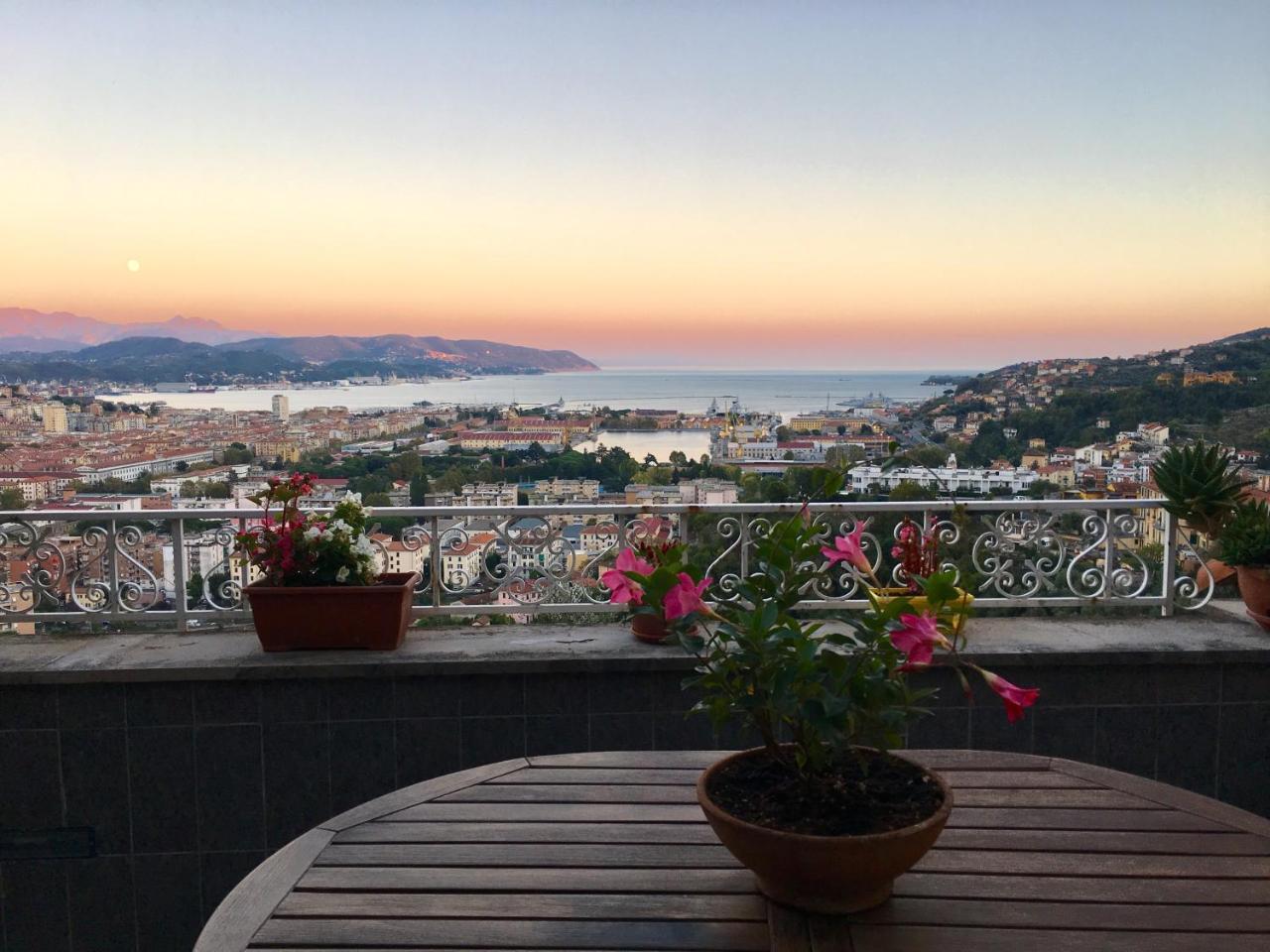 88 Miglia Acomodação com café da manhã La Spezia Exterior foto